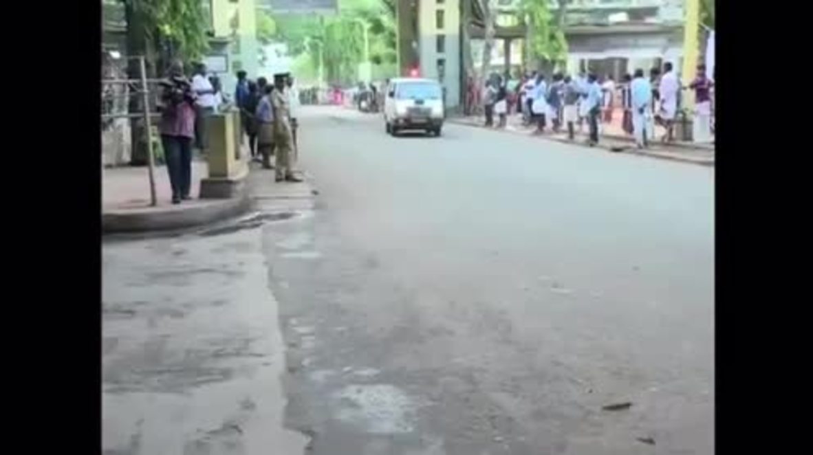 India: Victims of deadly Kerala temple fire arrive at hospital *GRAPHIC*