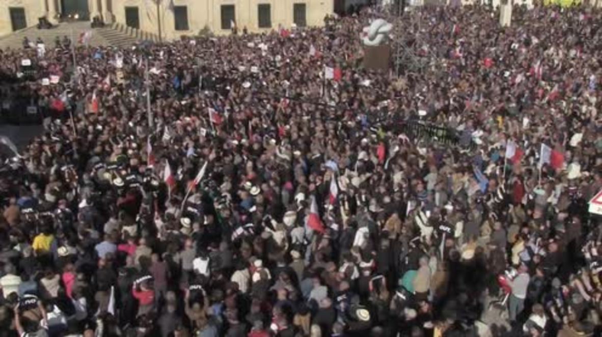 Malta: Opposition leader Busuttil leads mass protest for PM Muscat's resignation