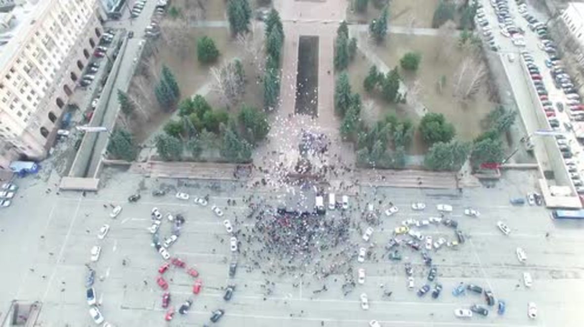 Russia: Drone catches car-flashmob making map of Earth for Cosmonautics Day