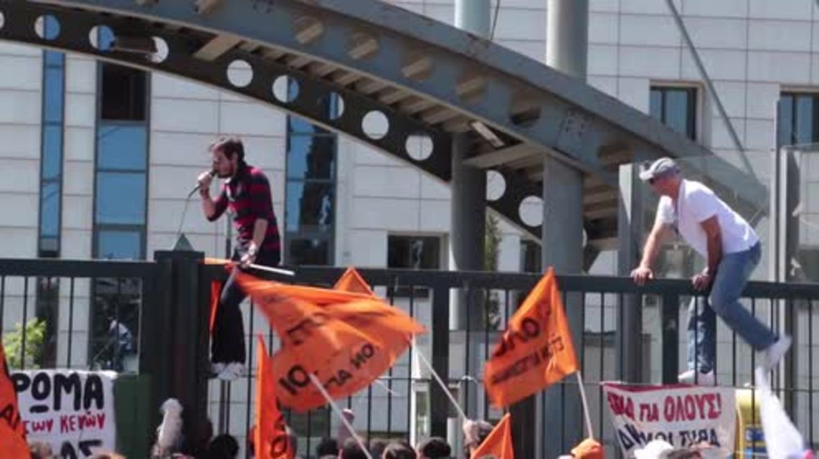 Greece: Teachers try to storm Education Ministry during anti-cuts protest