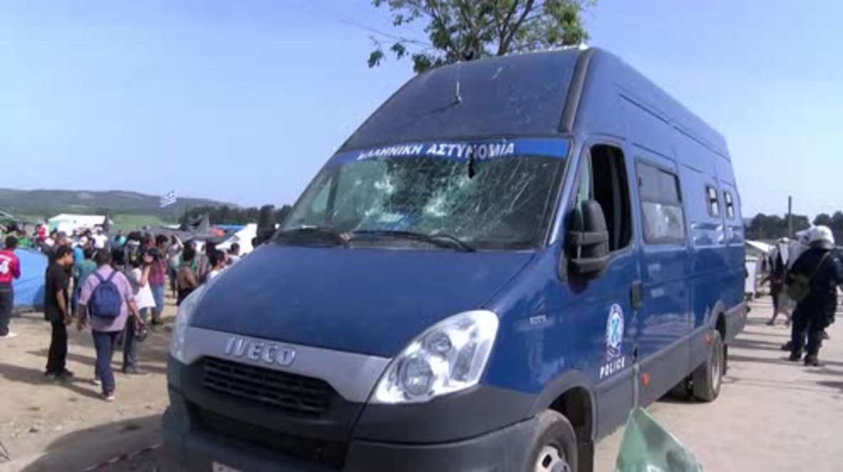 Greece: Protesters smash police van after it hit refugee in Idomeni - reports