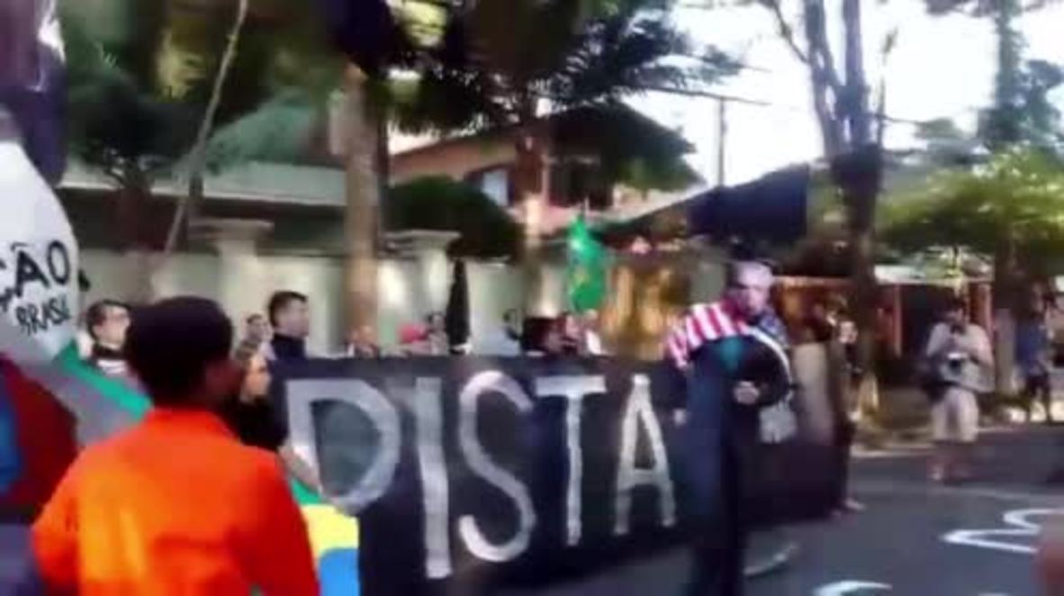 Brazil: Protesters rip up the 'constitution' outside Vice-pres Temer's home