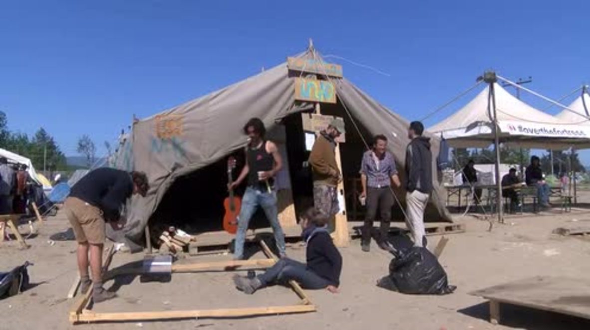 Greece: Meet Mhamad, the refugee guitarist who wants to make it 'big star' in Europe