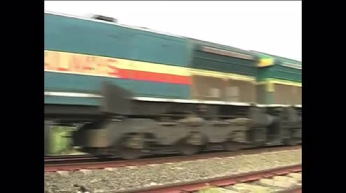 India: Train brings 250,000 litres of water to drought-hit Latur