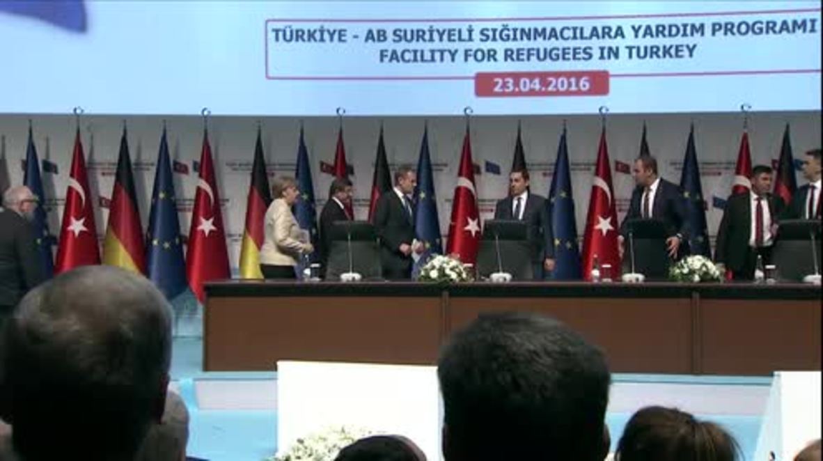 Turkey: Tusk praises Turkey over treatment of refugees