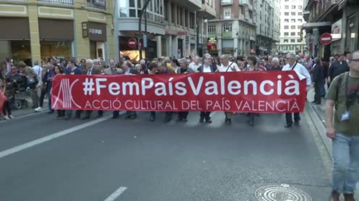 Spain: Tens of thousands march in Valencia in call for greater autonomy