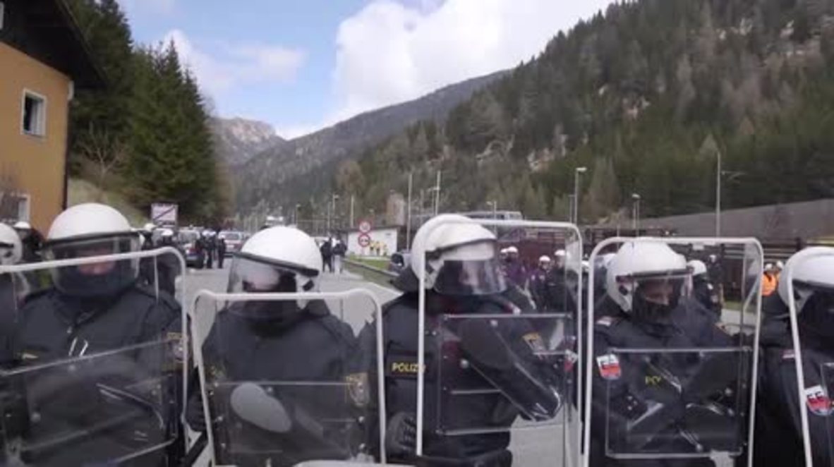 Italy: Pro-refugee activists clash with Austrian police over border controls