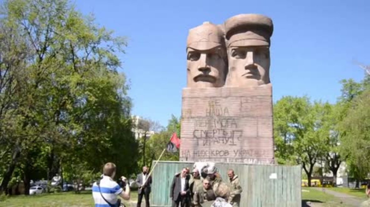 Ukraine: Right Sector fails to demolish Soviet statue with sledge hammers