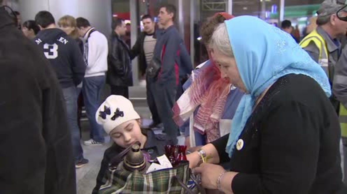 Russia: Holy Fire arrives to Moscow from Jerusalem for Easter