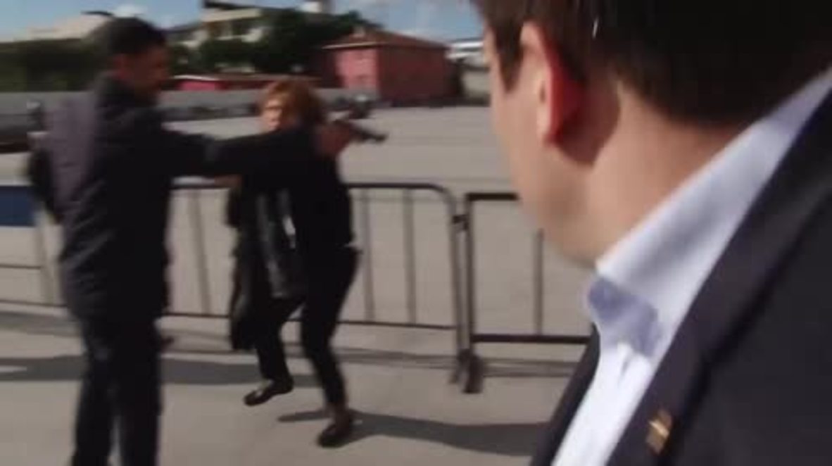 Turkey: Journalist Can Dundar shot at outside Istanbul courthouse
