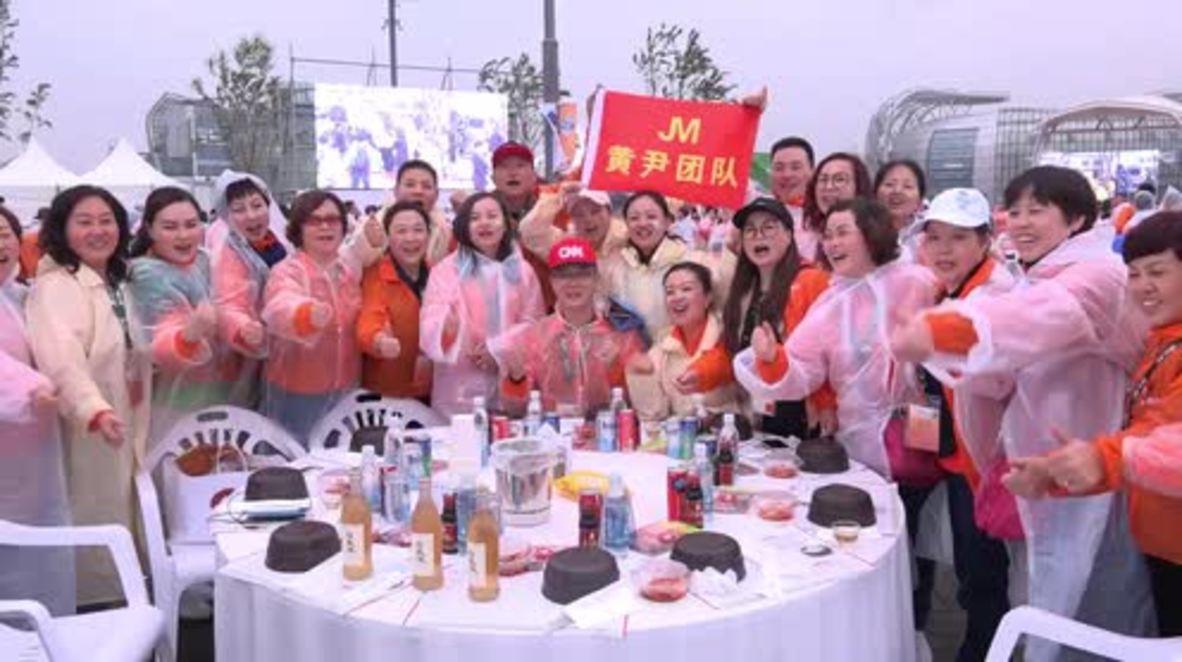 South Korea: Thousands of Chinese tourists enjoy "chicken soup party" in Seoul