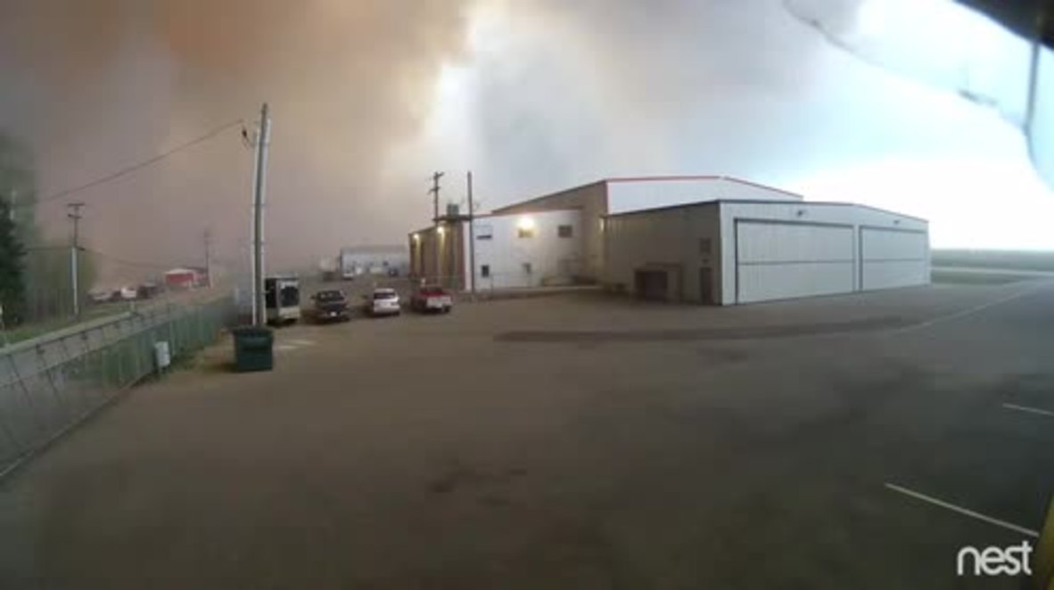 Canada: Timelapse captures smoke engulfing Fort McMurray Airport after wildfire