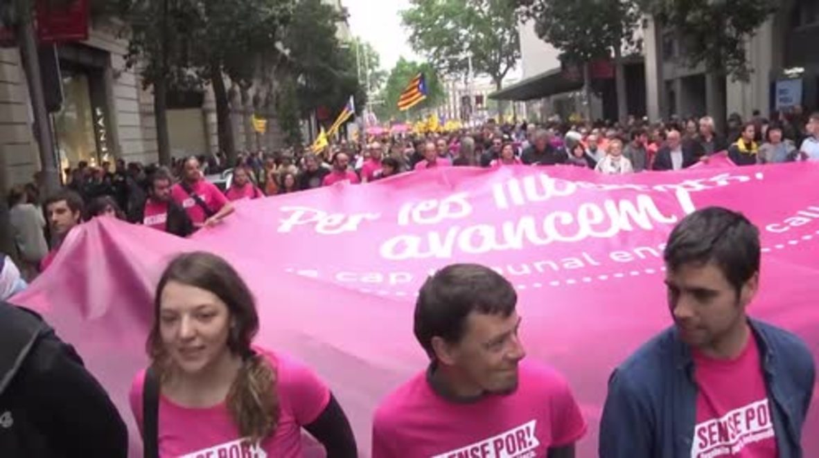Spain: 'No Fear' - Thousands march for Catalan independence in Barcelona
