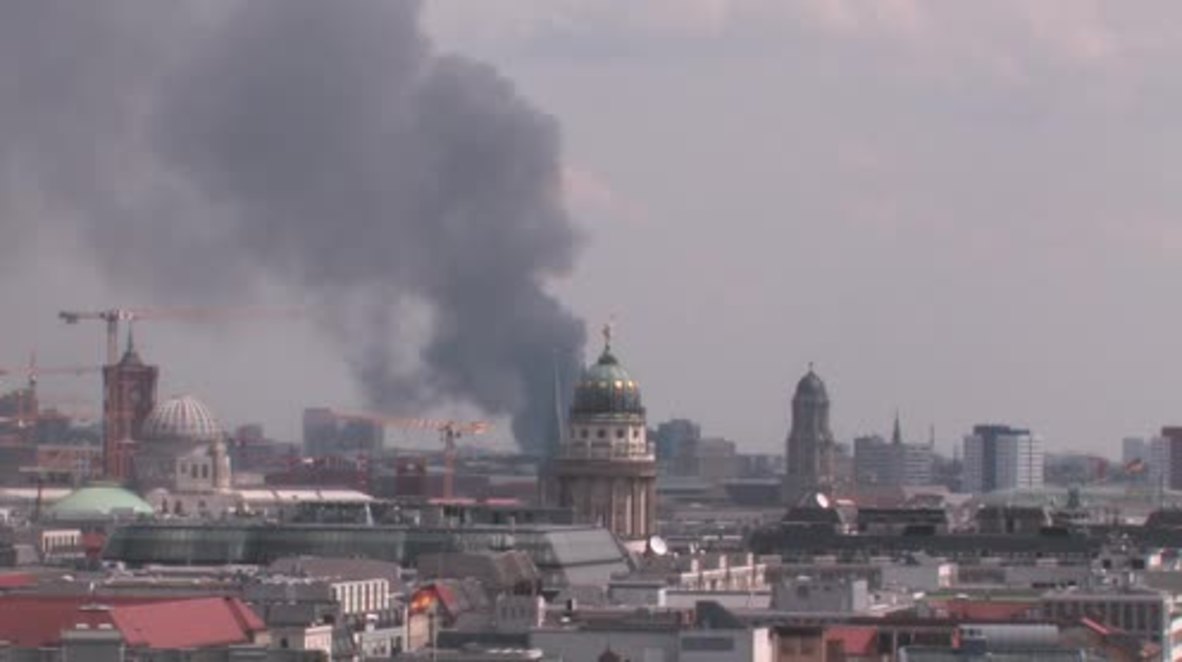 Germany: Smoke billows from Dong Xuan market in Berlin