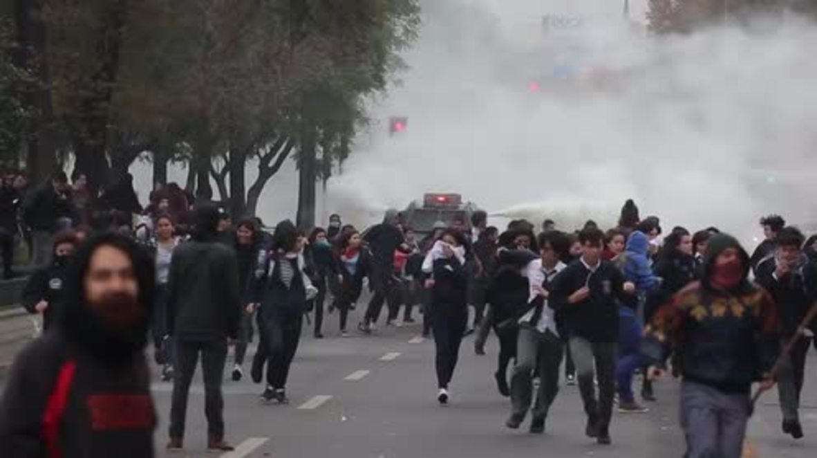 Chile: Clashes erupt during student protest in Santiago