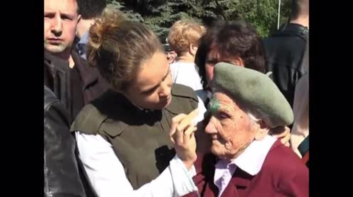 Ukraine: WWII veteran recounts being doused in 'Zelyonka' on Victory Day
