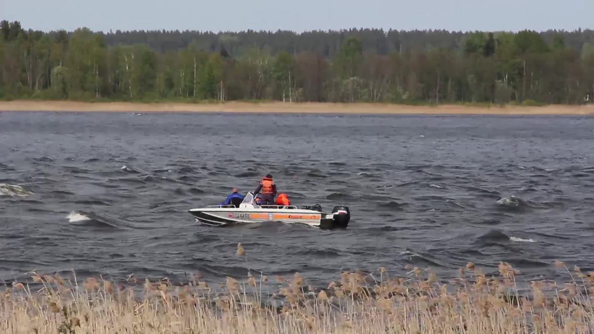 Russia: EMERCOM lifts crashed helicopter out of lake in Olkhovka after 2 killed