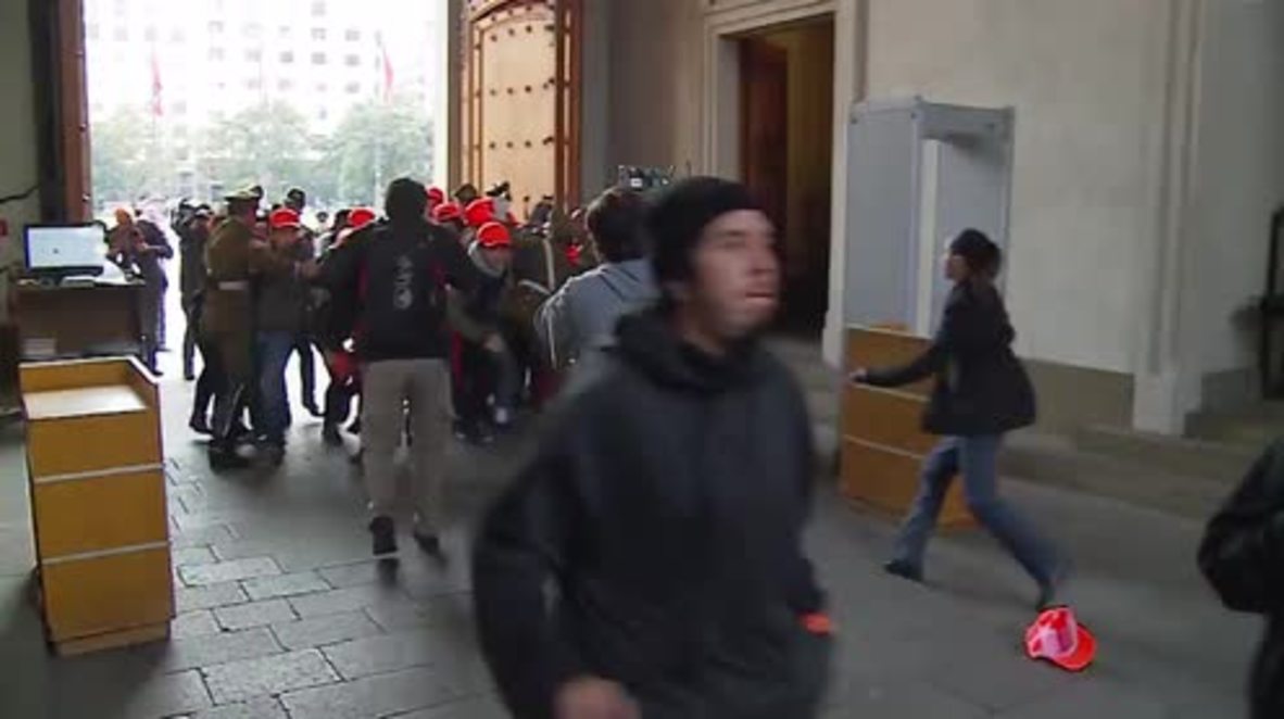 Chile: Clashes erupt as students break into presidential palace