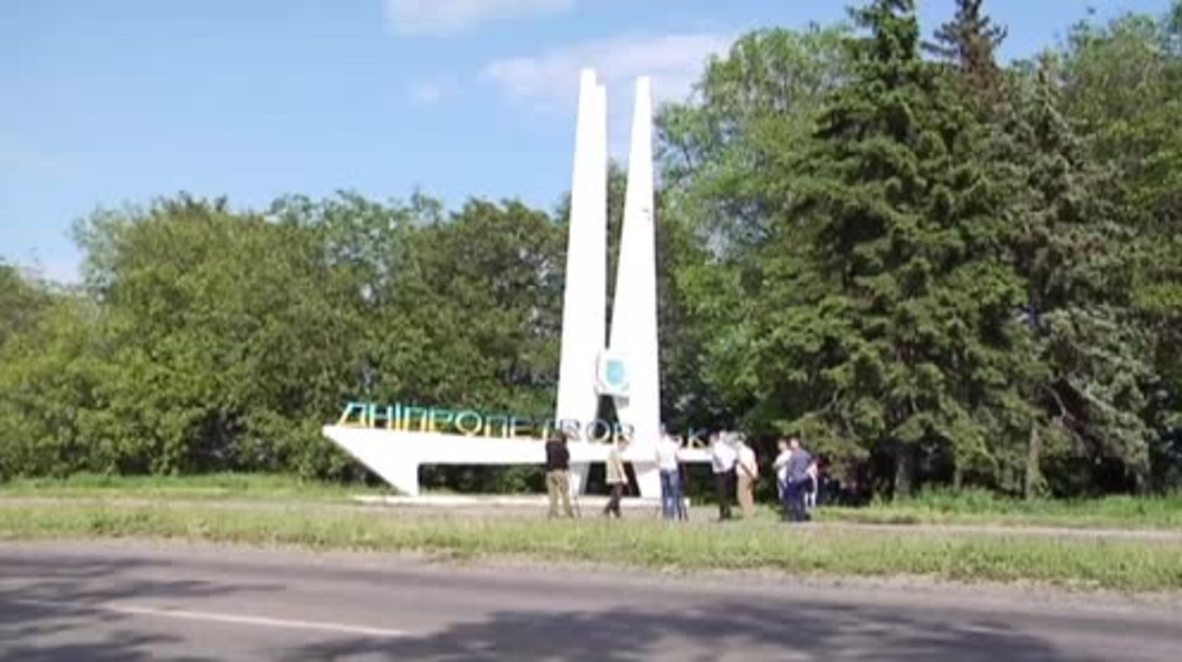 Ukraine: Dnepropetrovsk sign torn down as part of 'de-communisation' plan