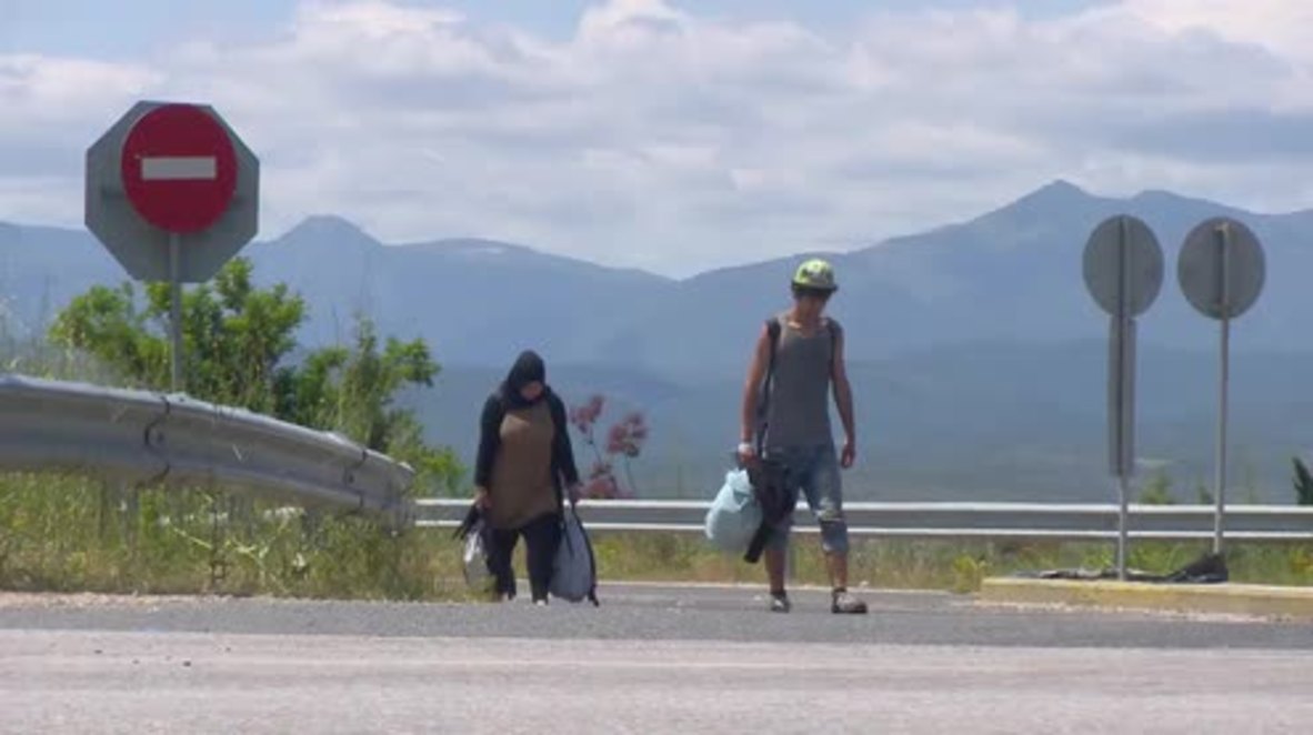 Greece: Refugees leave Idomeni camp by foot following eviction
