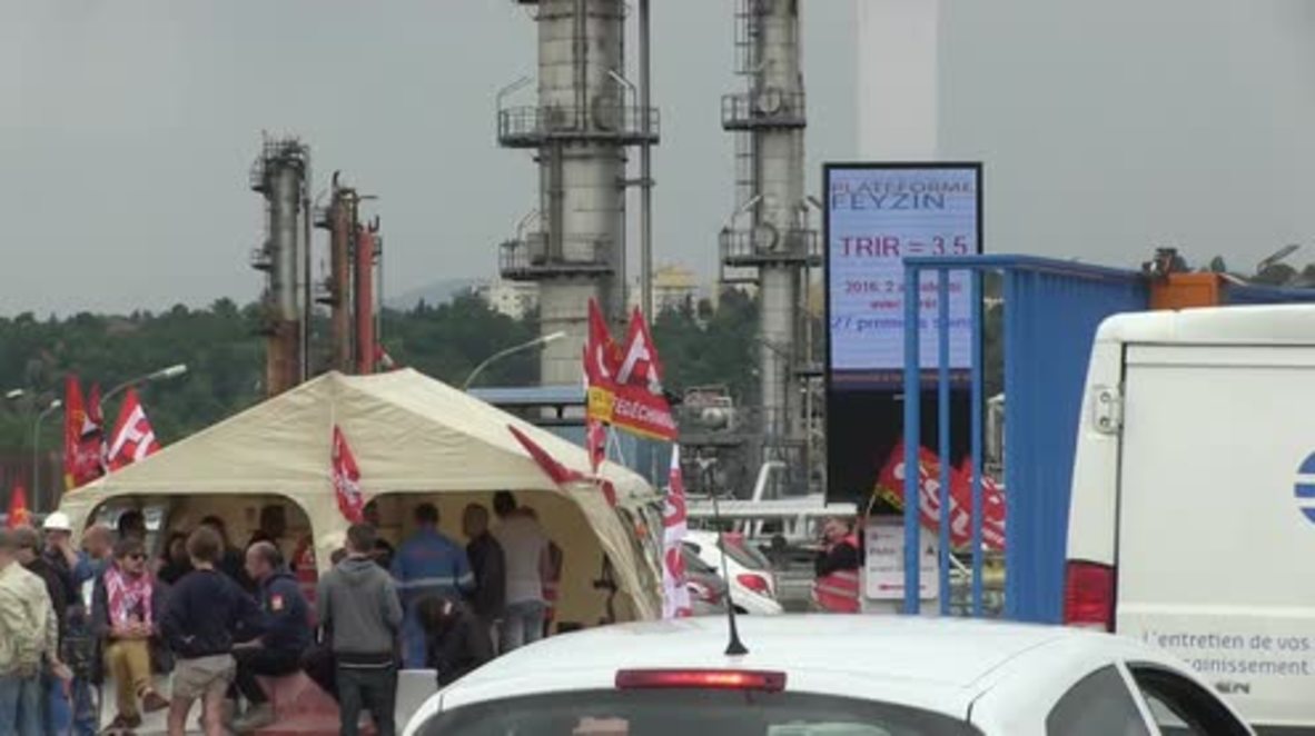 France: Striking fuel refinery workers protest new labour law