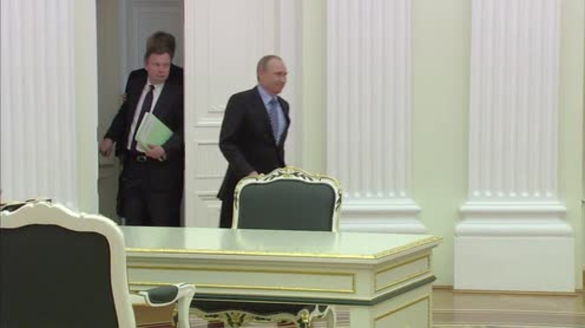 Russia: Putin touts economic ties with France at business meeting