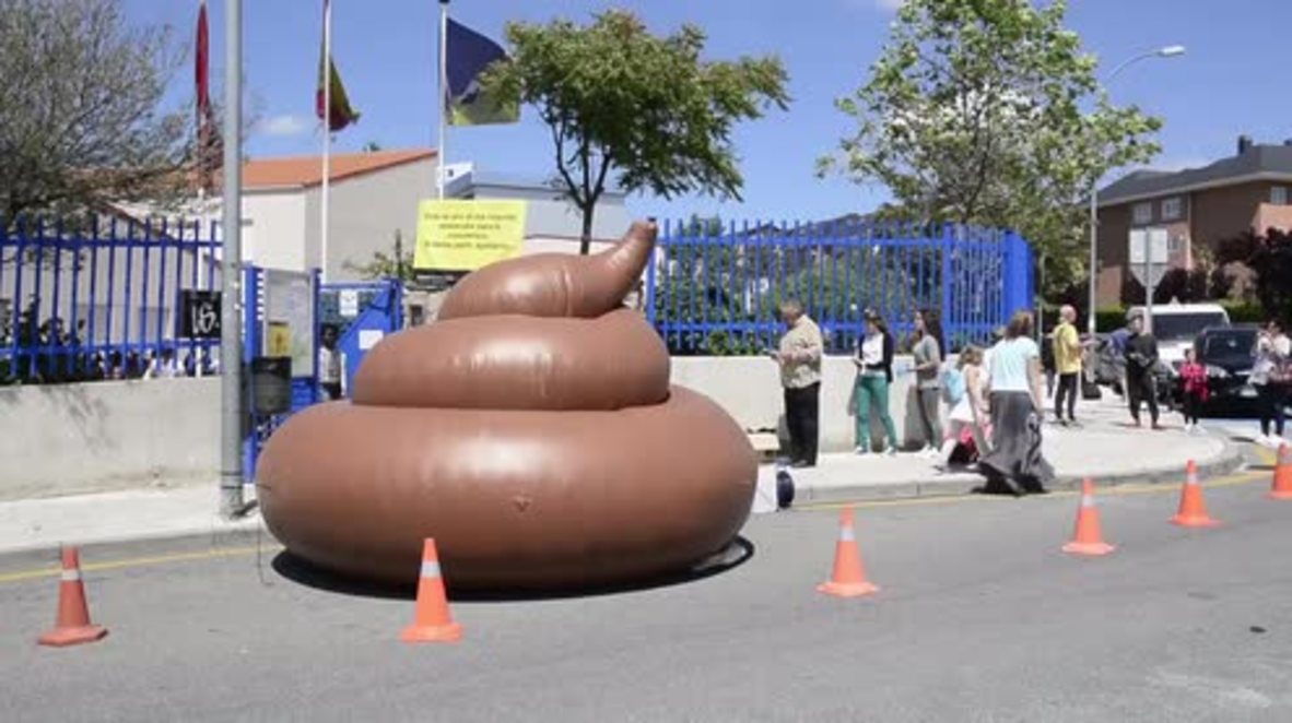 Spain: Giant TURD in Torrelodones raises awareness about pet fouling