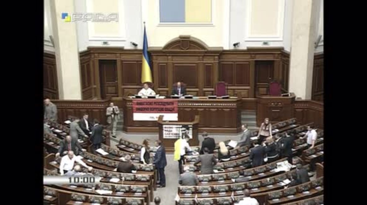 Ukraine: Savchenko addresses parliament for 1st time as deputy since release