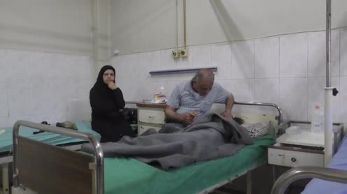 Syria: Doctors examine girl who lost her legs in shelling