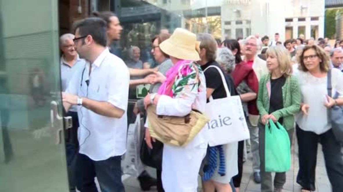 Spain: Varoufakis slates 'spoilt child' Rajoy at rally with Barcelona mayor