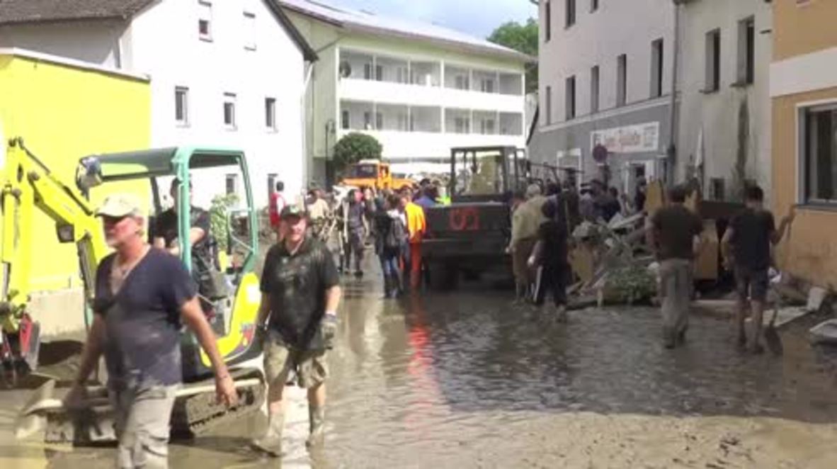 Germany: Refugees clean up Simbach am Inn amid massive flooding