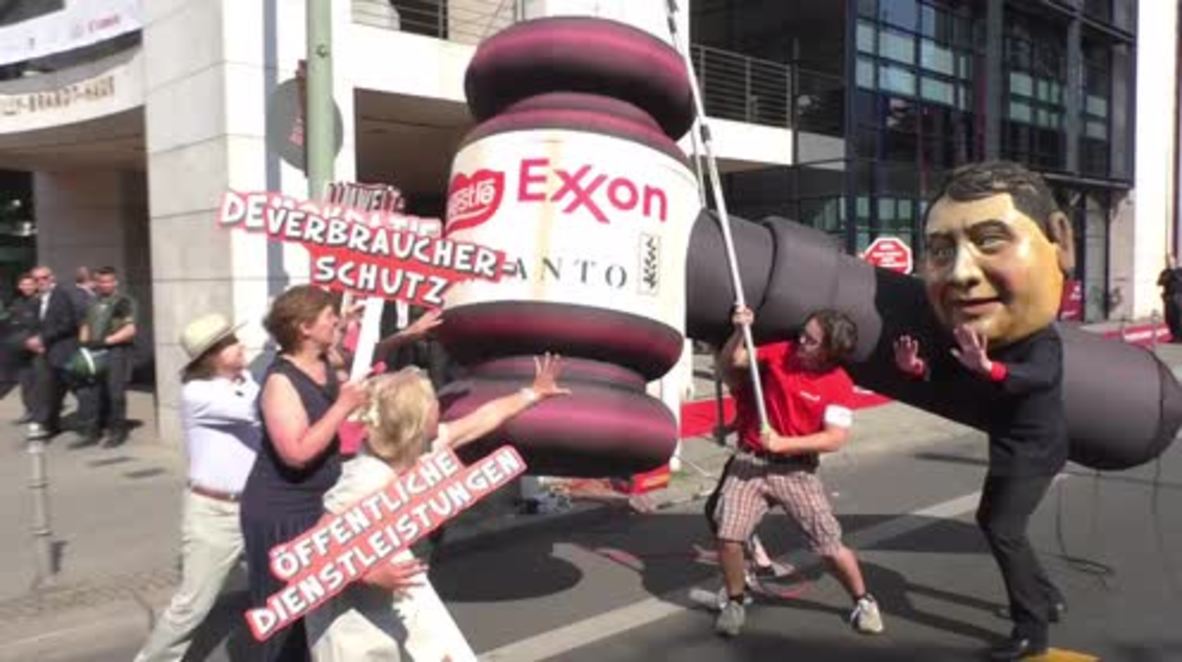 Germany: Activists protest TTIP, CETA outside Berlin SPD HQ