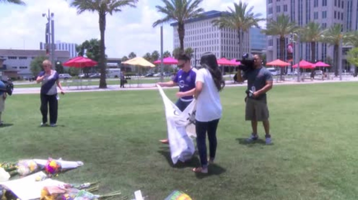 USA: Mourners pay tribute to shooting victims in Orlando