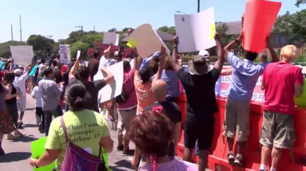 USA: Trump protesters and supporters face off in Texas