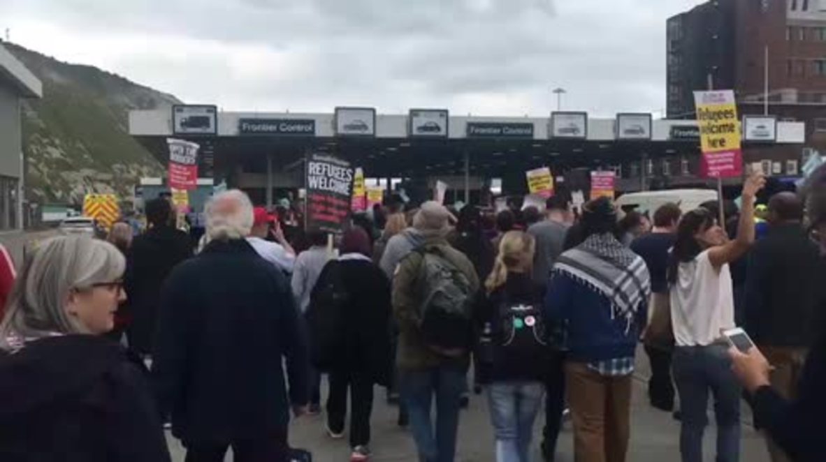 UK: Pro-refugee activists blockade Dover after ban from France