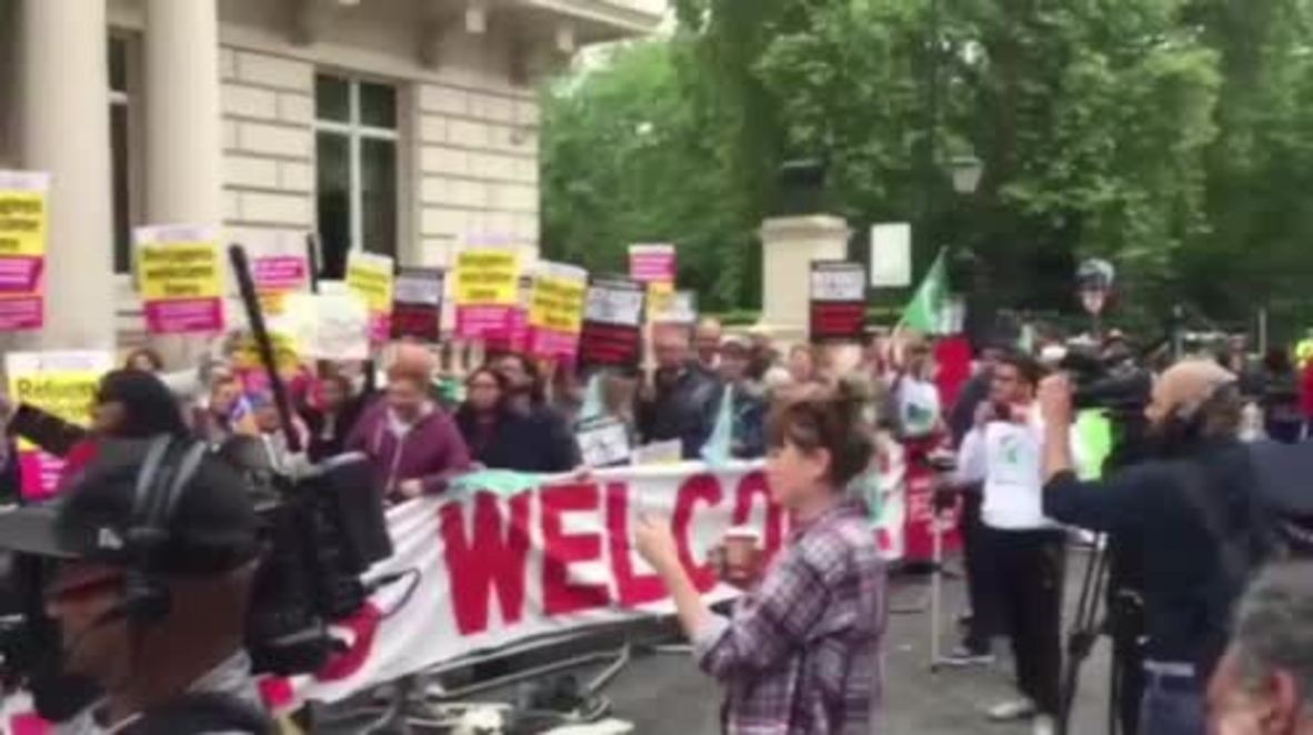 UK: Activists deliver aid for refugees to French embassy following entry ban