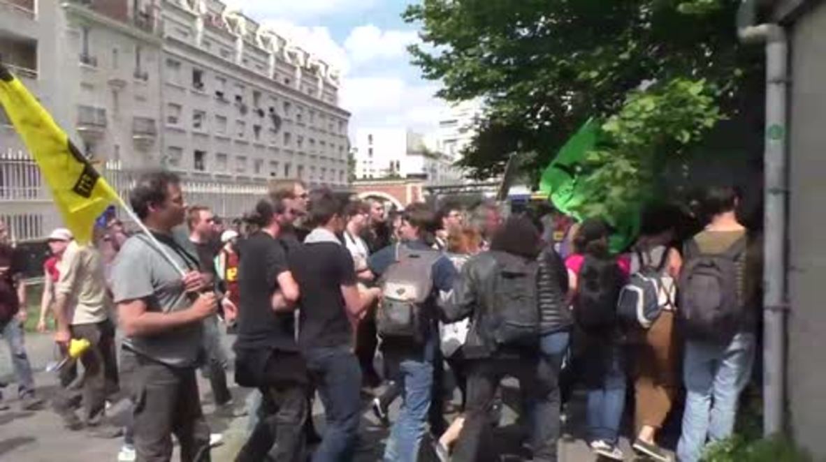 France: Police deploy pepper spray and push back anti-labour reform protesters