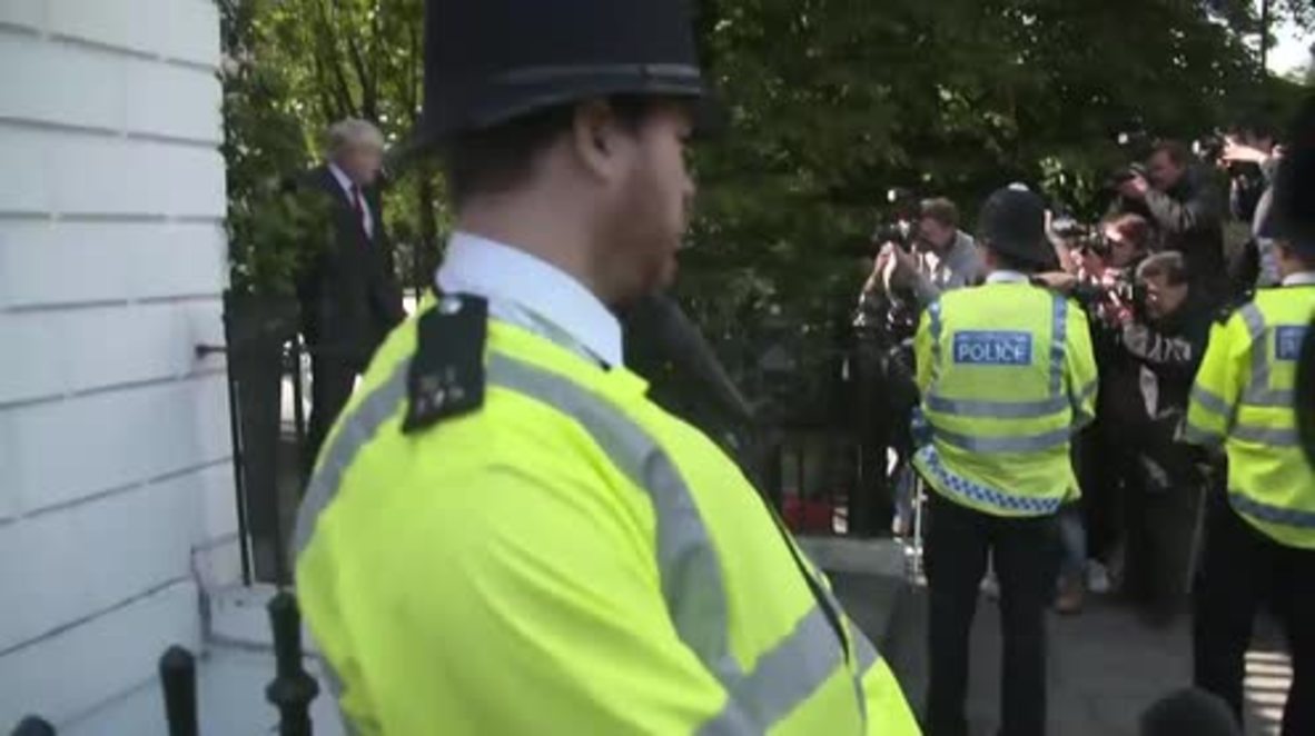 UK: Boris Johnson bypasses journalists amidst boos on 'Brexit' victory