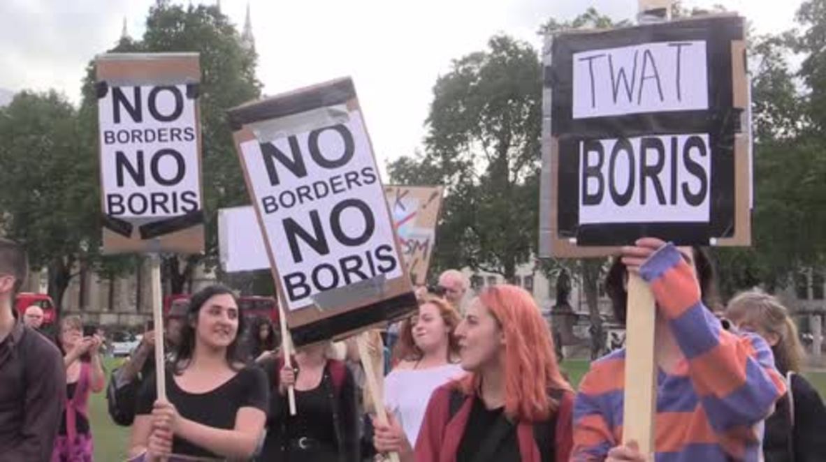 UK: ‘No Borders! No Boris!’ – Anti-Brexit protesters rally outside Downing Street