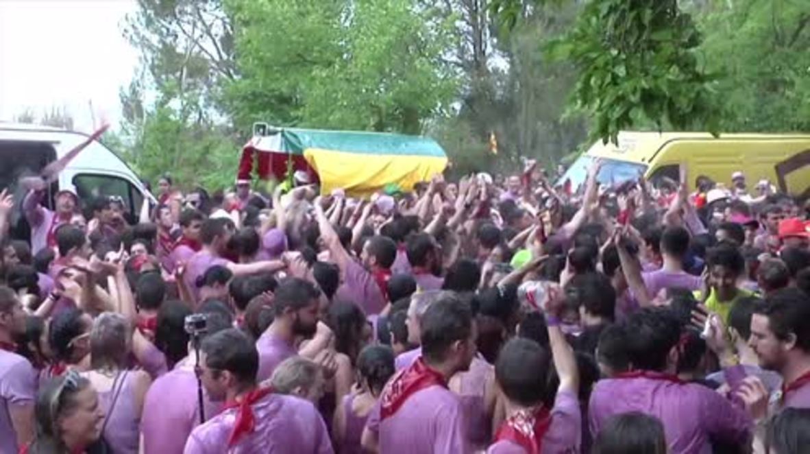 Spain: 'Battle of the Wine!' Haro festival paints the town red