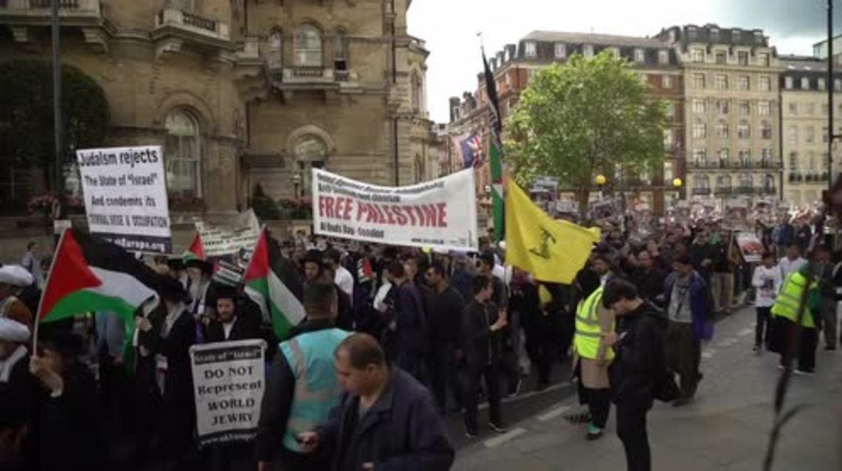 UK: Israeli and Palestinian demonstrations separated by Police in London
