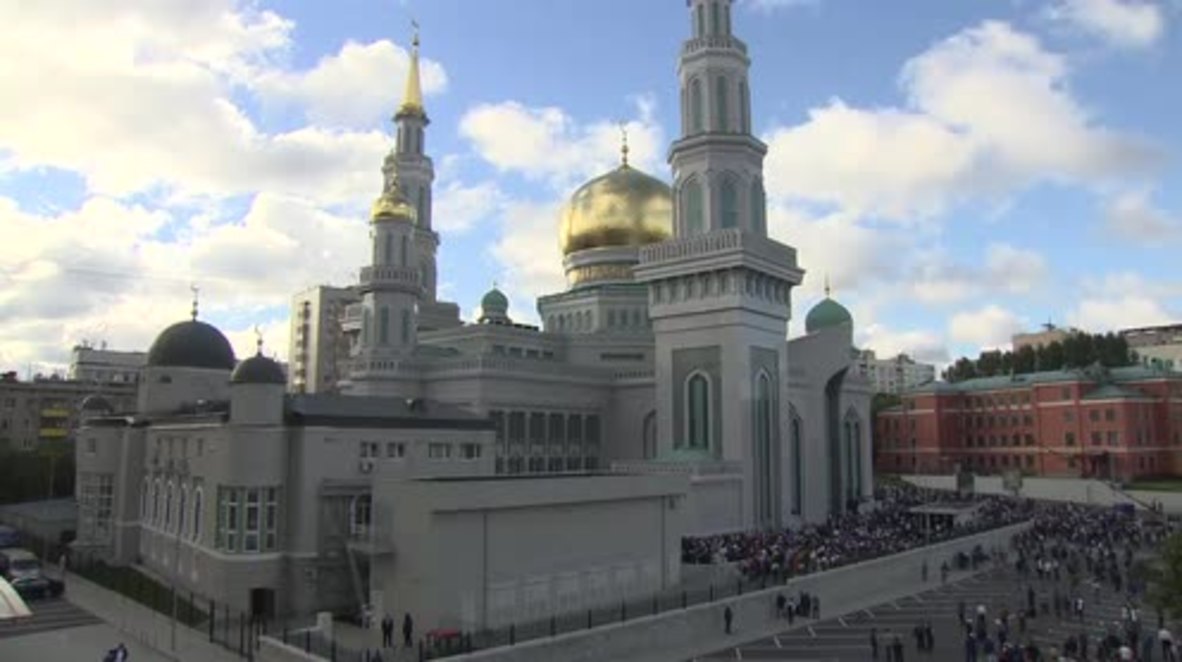 Russia: Thousands of Muscovite Muslims join morning prayers as Eid al-Fitr begins