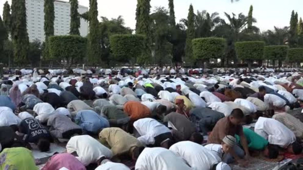 Indonesia: Muslims celebrate first day of Eid al-Fitr with public prayer