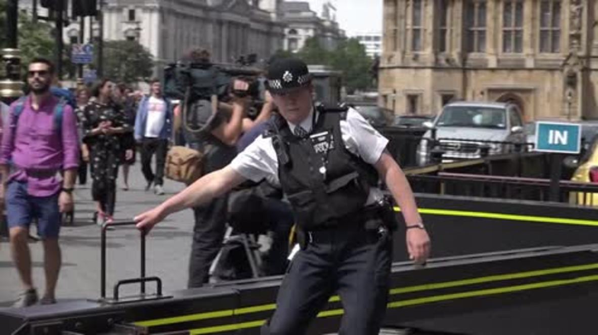 UK: Suspicious package with white powder and racist letter puts parliament on lockdown