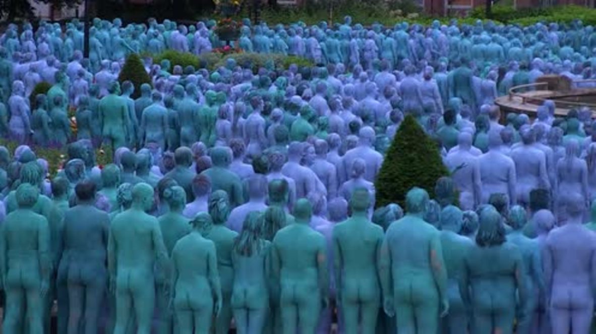 UK: Thousands strip naked in Hull, paint their bare bodies BLUE in striking art installation