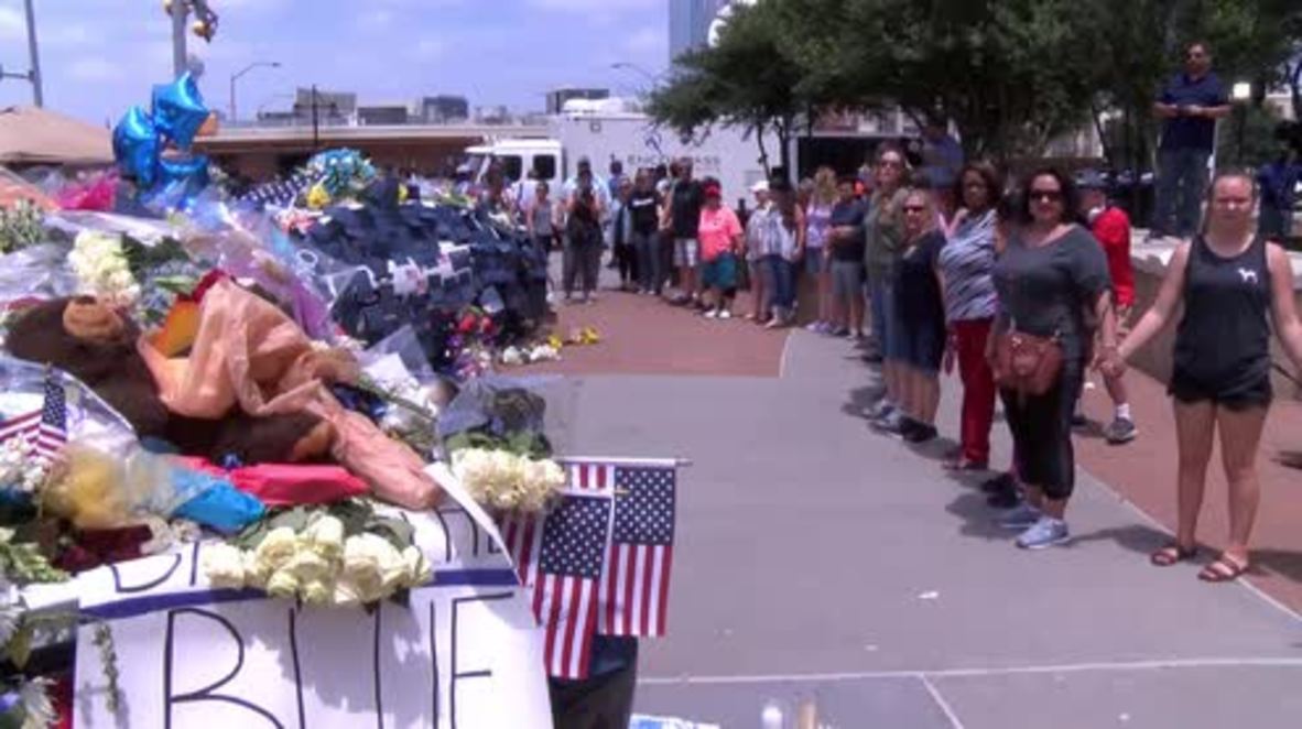 USA: Mourners pay tribute to police shot in Dallas