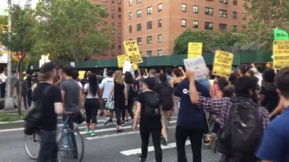 USA: Police and Black Lives Matter activists face-off in NYC