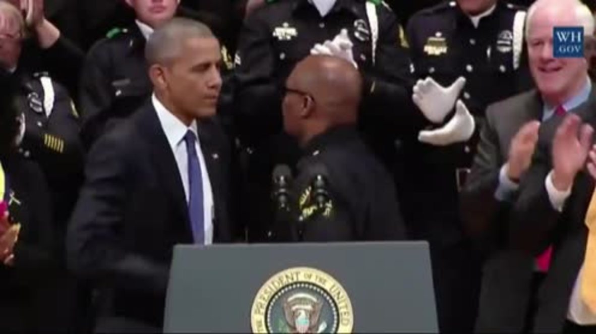USA: Obama urges US to reject 'despair' as he addresses police in Dallas