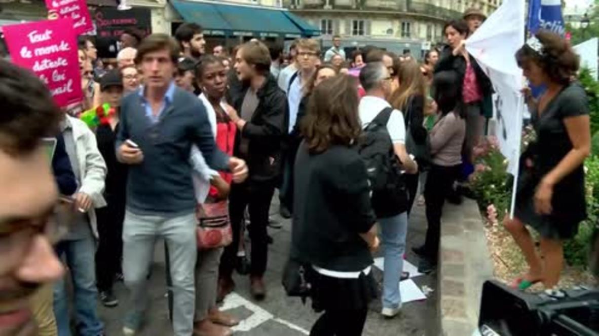 France: Macron supporters receive hostile reception at En Marche meeting