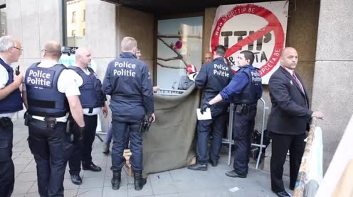 Belgium: 40 detained as protesters shower TTIP negotiators with glitter in Brussels